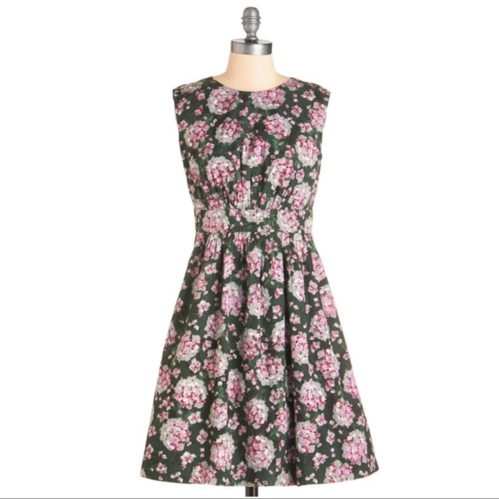 Beautiful Emily and Fin Too Much Fun dress in Hydrangea print. Size Small